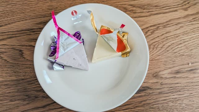 小さなチーズケーキとデザートチーズ